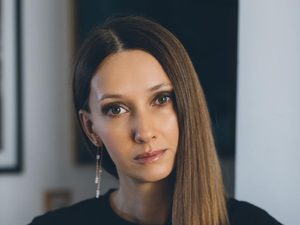 «Ты смотришь, как твою дочь насилуют, а тебе окей»: Анастасия Цветаева об отношениях с матерью и отчимом